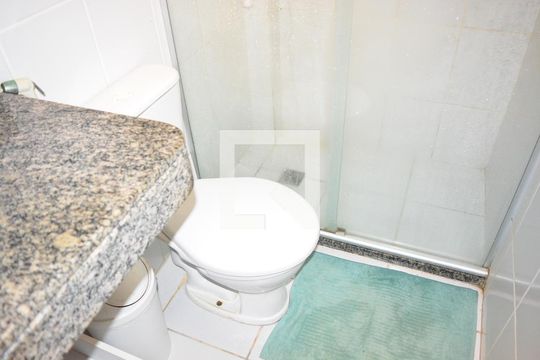 Banheiro de apartamento para alugar com 1 quarto, 70m² em Praia do Flamengo, Salvador