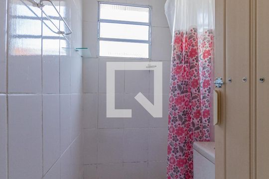 Banheiro de casa para alugar com 1 quarto, 20m² em Ayrosa, Osasco