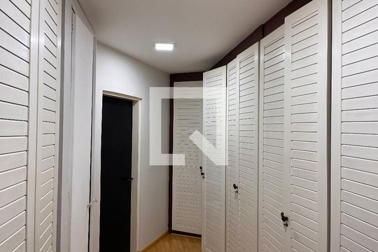 Closet de casa à venda com 4 quartos, 460m² em Vila Romana, São Paulo