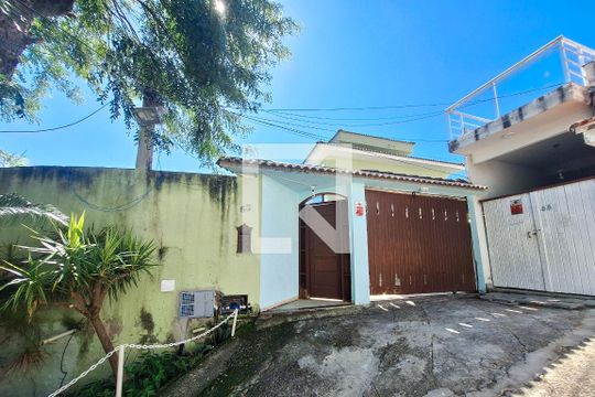 Fachada  de casa para alugar com 1 quarto, 70m² em Piratininga, Niterói