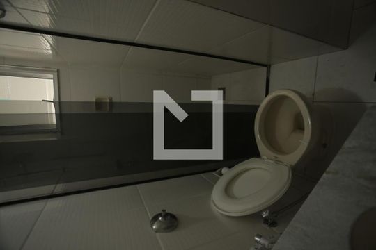 Banheiro de apartamento para alugar com 2 quartos, 50m² em Monsenhor Messias, Belo Horizonte