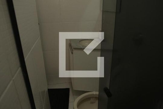 Banheiro de apartamento para alugar com 2 quartos, 50m² em Monsenhor Messias, Belo Horizonte