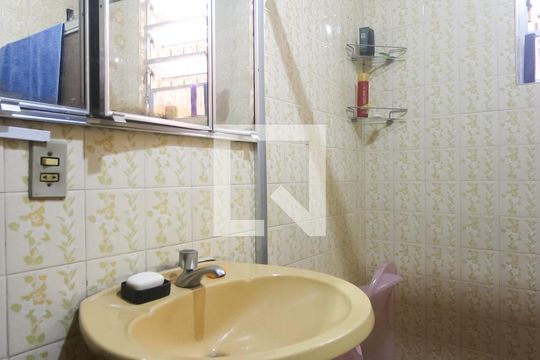 Banheiro de apartamento à venda com 2 quartos, 77m² em Navegantes, Porto Alegre