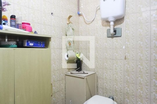Banheiro de apartamento à venda com 2 quartos, 77m² em Navegantes, Porto Alegre