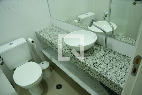 Banheiro de apartamento para alugar com 1 quarto, 24m² em Granja Viana, Cotia