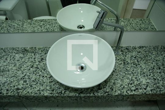 Banheiro de apartamento para alugar com 1 quarto, 24m² em Granja Viana, Cotia
