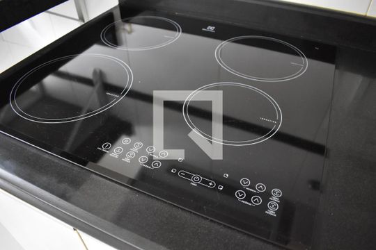 Cozinha de apartamento para alugar com 2 quartos, 44m² em Pinheirinho, Curitiba