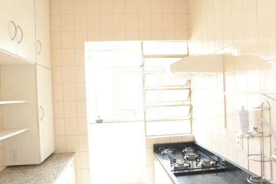 Cozinha  de apartamento para alugar com 2 quartos, 55m² em Indaiá, Belo Horizonte