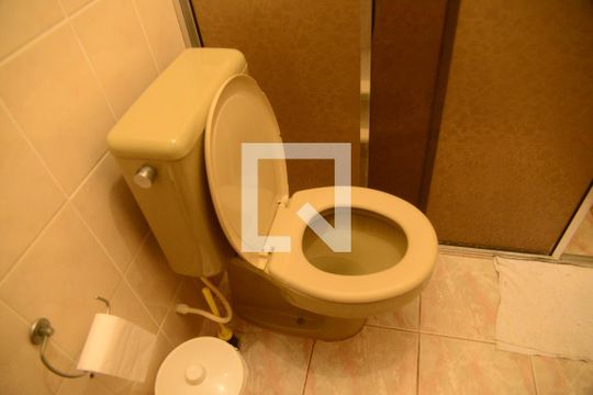 Banheiro de apartamento para alugar com 2 quartos, 60m² em Caiçara, Praia Grande