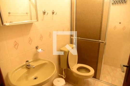 Banheiro de apartamento para alugar com 2 quartos, 60m² em Caiçara, Praia Grande