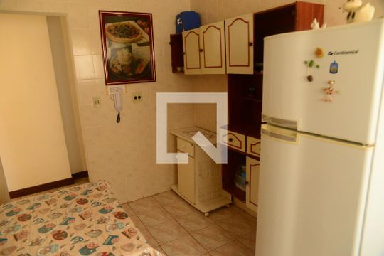 Cozinha de apartamento para alugar com 2 quartos, 60m² em Caiçara, Praia Grande