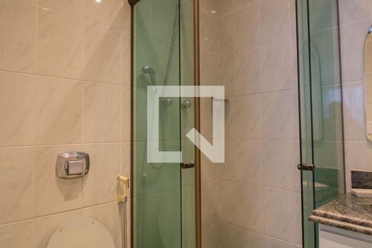 Banheiro da Suíte 1 de apartamento para alugar com 5 quartos, 460m² em Recreio dos Bandeirantes, Rio de Janeiro