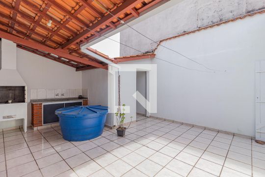 Quintal de casa à venda com 3 quartos, 250m² em Jardim das Flores, Osasco