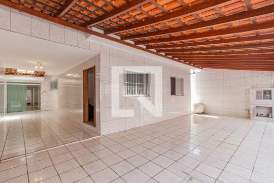 Garagem de casa à venda com 3 quartos, 250m² em Jardim das Flores, Osasco