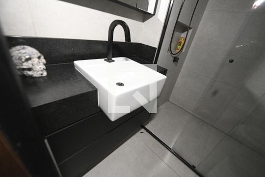 Banheiro  de apartamento para alugar com 1 quarto, 110m² em Parque Atheneu, Goiânia