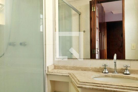 Suíte - Banheiro do Quarto 1 de apartamento para alugar com 2 quartos, 64m² em Parque das Nações, Santo André