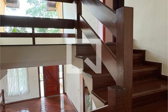 Escada de casa de condomínio para alugar com 4 quartos, 480m² em Residencial Morada das Estrelas (aldeia da Serra), Barueri