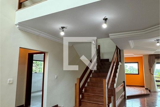 Escada de casa de condomínio para alugar com 4 quartos, 480m² em Residencial Morada das Estrelas (aldeia da Serra), Barueri
