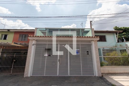 Fachada de casa à venda com 3 quartos, 240m² em Vila Nilo, São Paulo
