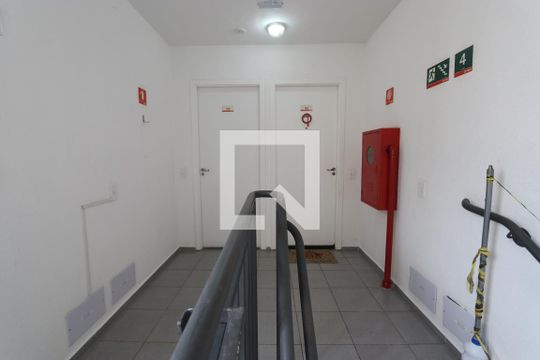 Hall de entrada de apartamento para alugar com 2 quartos, 40m² em Jardim Boa Vista (zona Oeste), Osasco