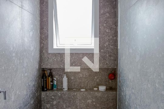 BANHEIRO SUITE de apartamento para alugar com 3 quartos, 136m² em Barra Funda, São Paulo