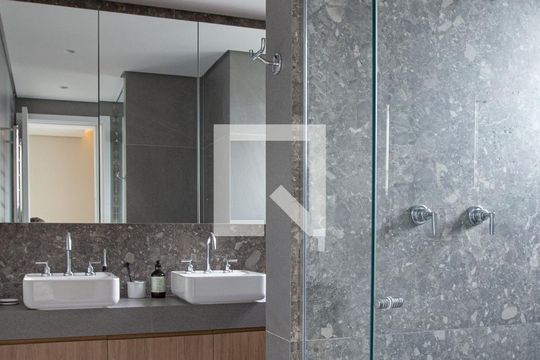 BANHEIRO SUITE de apartamento para alugar com 3 quartos, 136m² em Barra Funda, São Paulo