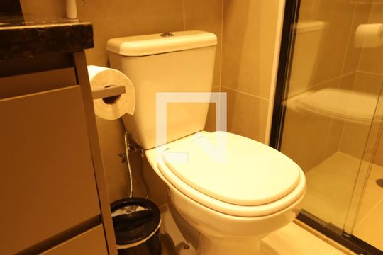 Banheiro de kitnet/studio para alugar com 1 quarto, 25m² em Indianópolis, São Paulo