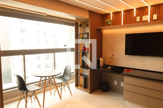 Sala de kitnet/studio para alugar com 1 quarto, 25m² em Indianópolis, São Paulo