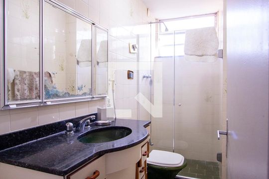 Banheiro de apartamento à venda com 2 quartos, 55m² em Santa Rosa, Niterói