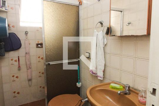 Banheiro de apartamento à venda com 1 quarto, 48m² em Cavalhada, Porto Alegre