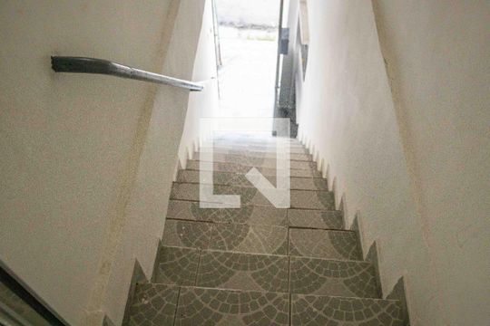 Escada de casa para alugar com 2 quartos, 84m² em Centro, Diadema