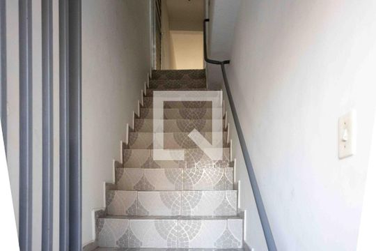 Escada de casa para alugar com 2 quartos, 84m² em Centro, Diadema