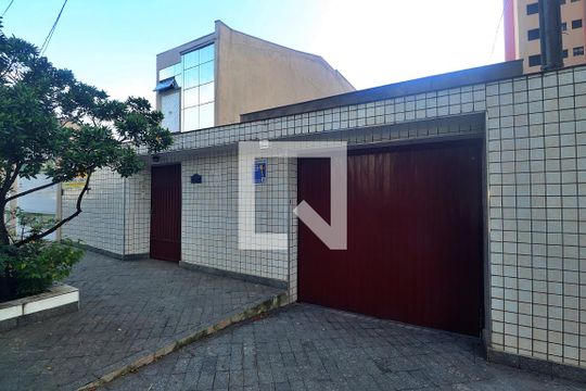 Fachada de casa à venda com 6 quartos, 500m² em Vila Curuçá, Santo André