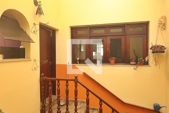Escada de casa para alugar com 6 quartos, 500m² em Vila Curuçá, Santo André