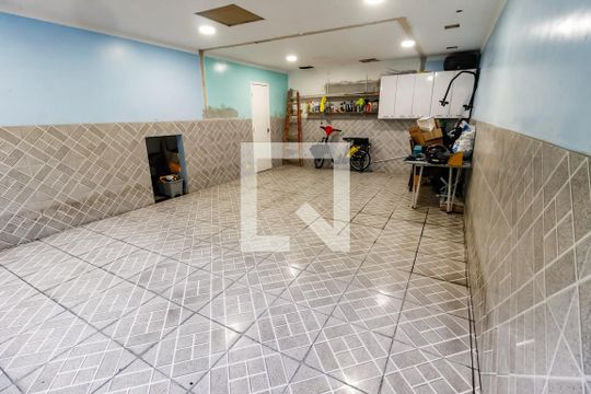 Garagem de casa para alugar com 3 quartos, 138m² em Parque Industrial das Oliveiras, Taboão da Serra