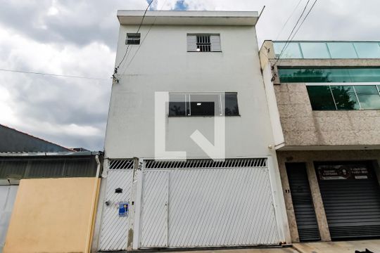 Fachada de casa para alugar com 3 quartos, 138m² em Parque Industrial das Oliveiras, Taboão da Serra