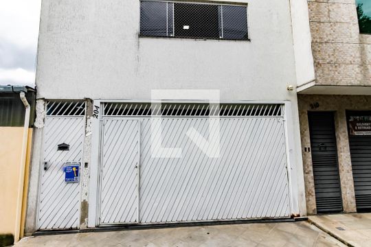 Fachada e garagem de casa para alugar com 3 quartos, 138m² em Parque Industrial das Oliveiras, Taboão da Serra