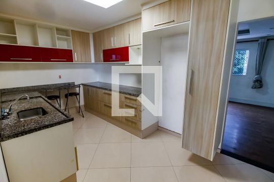 Cozinha - Armários de casa para alugar com 3 quartos, 138m² em Parque Industrial das Oliveiras, Taboão da Serra