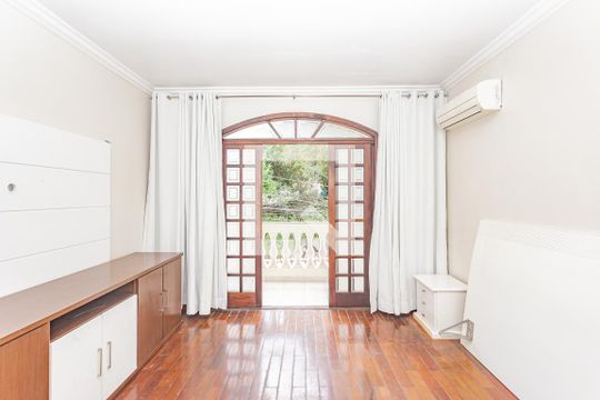 Suíte de casa à venda com 3 quartos, 300m² em Parque Fongaro, São Paulo