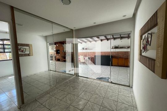 Sala de casa para alugar com 2 quartos, 150m² em Parque Almerinda Pereira Chaves, Jundiaí