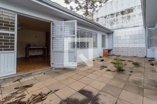 Quintal de casa para alugar com 3 quartos, 219m² em Vila Ipiranga, Porto Alegre