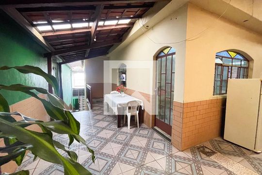 lateral do imovel de casa à venda com 4 quartos, 360m² em Bandeirantes, Contagem
