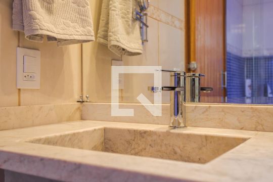 Banheiro de apartamento para alugar com 2 quartos, 58m² em Petrópolis, Porto Alegre