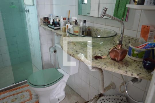 Banheiro de apartamento à venda com 2 quartos, 44m² em Centro, Contagem
