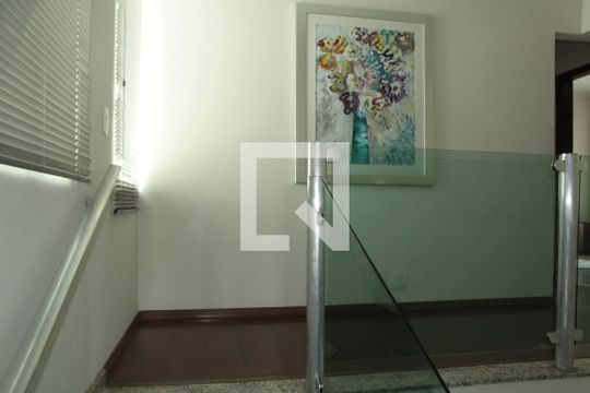 Escada de casa à venda com 3 quartos, 238m² em Santa Amélia, Belo Horizonte