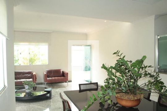 Sala de casa à venda com 3 quartos, 238m² em Santa Amélia, Belo Horizonte