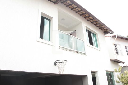 Fachada de casa à venda com 3 quartos, 238m² em Santa Amélia, Belo Horizonte