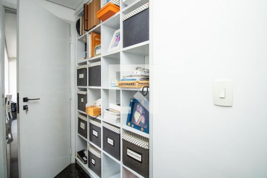 Corredor com armário Cozinha de apartamento à venda com 4 quartos, 193m² em Indianópolis, São Paulo