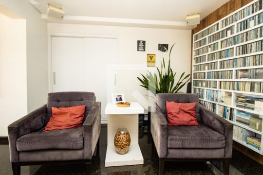 Cobertura, sala, estar com estante de parede de apartamento à venda com 4 quartos, 193m² em Indianópolis, São Paulo