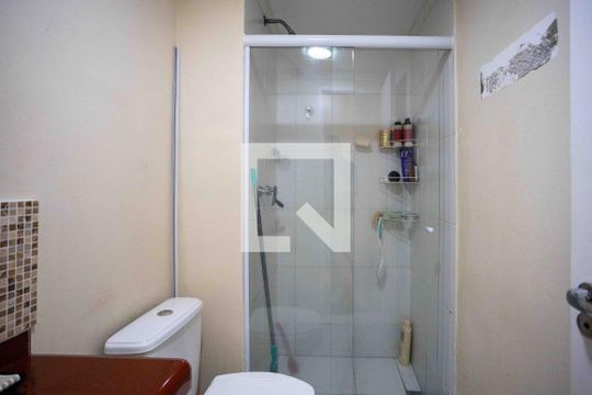 Banheiro de apartamento à venda com 2 quartos, 47m² em Centro, Diadema